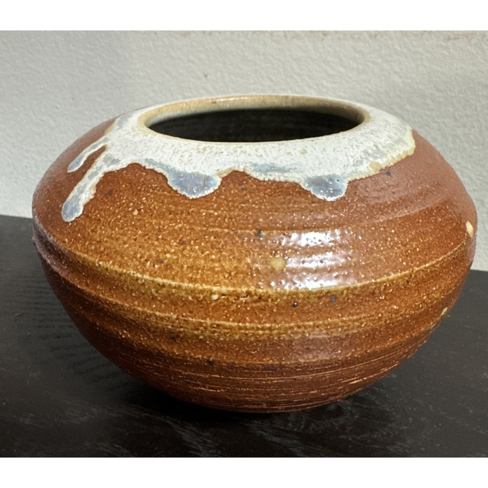 Vtg STONEWARE POTTERY Earth  Tone Crock 4" Tall X 6"‎ Wide Aprox. Signed.